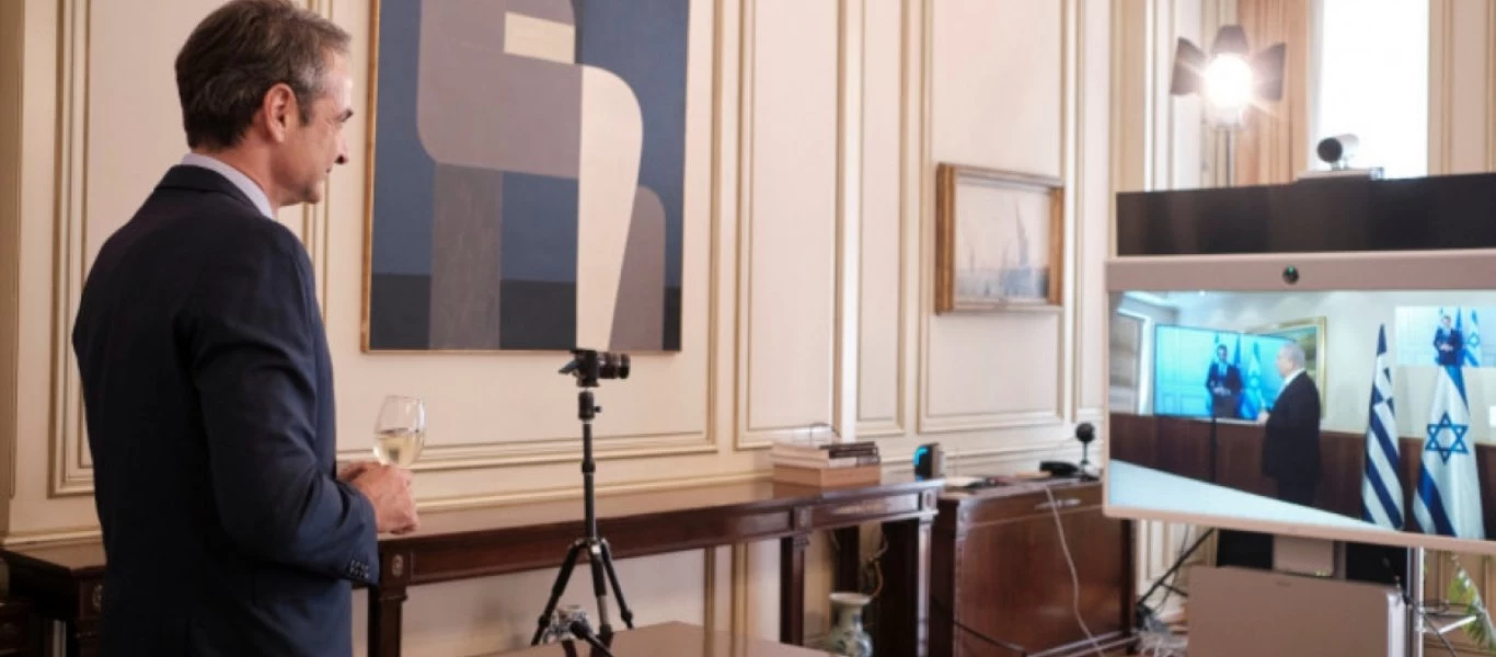 Τηλεδιάσκεψη Μητσοτάκη - Νετανιάχου: «Τσούγκρισαν» με λευκό κρασί από τις... οθόνες του (φώτο)